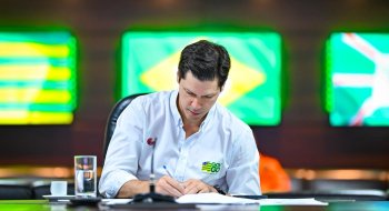 Daniel Vilela assina adesão e Goiás passa a subsidiar diesel com R$ 0,60 por litro